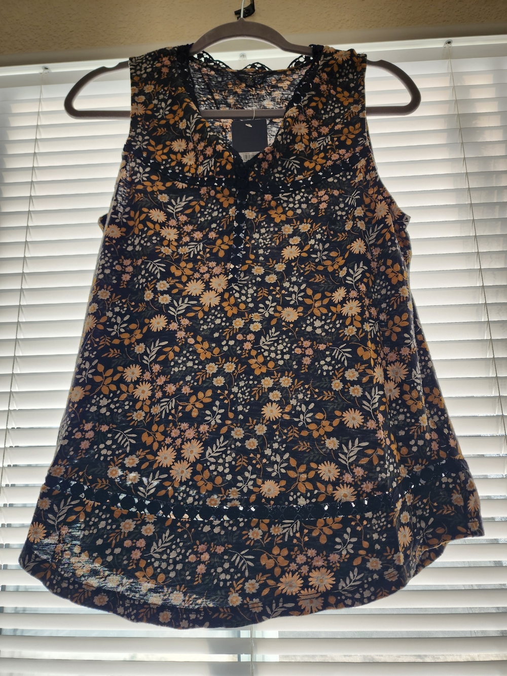 Sleeveless Black Floral Lace-Trim Women's Top - Picture 2 of 9